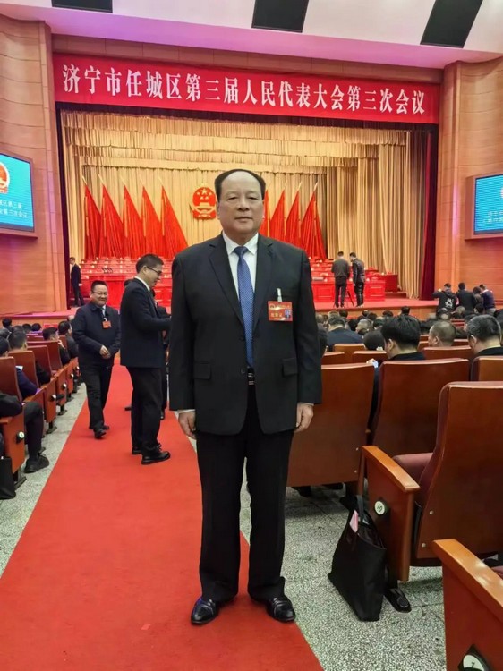 Теплые поздравления председателю CNG Цюй Цину в связи с участием в 3 - м съезде народных представителей района Жэньчэн города Цзинин